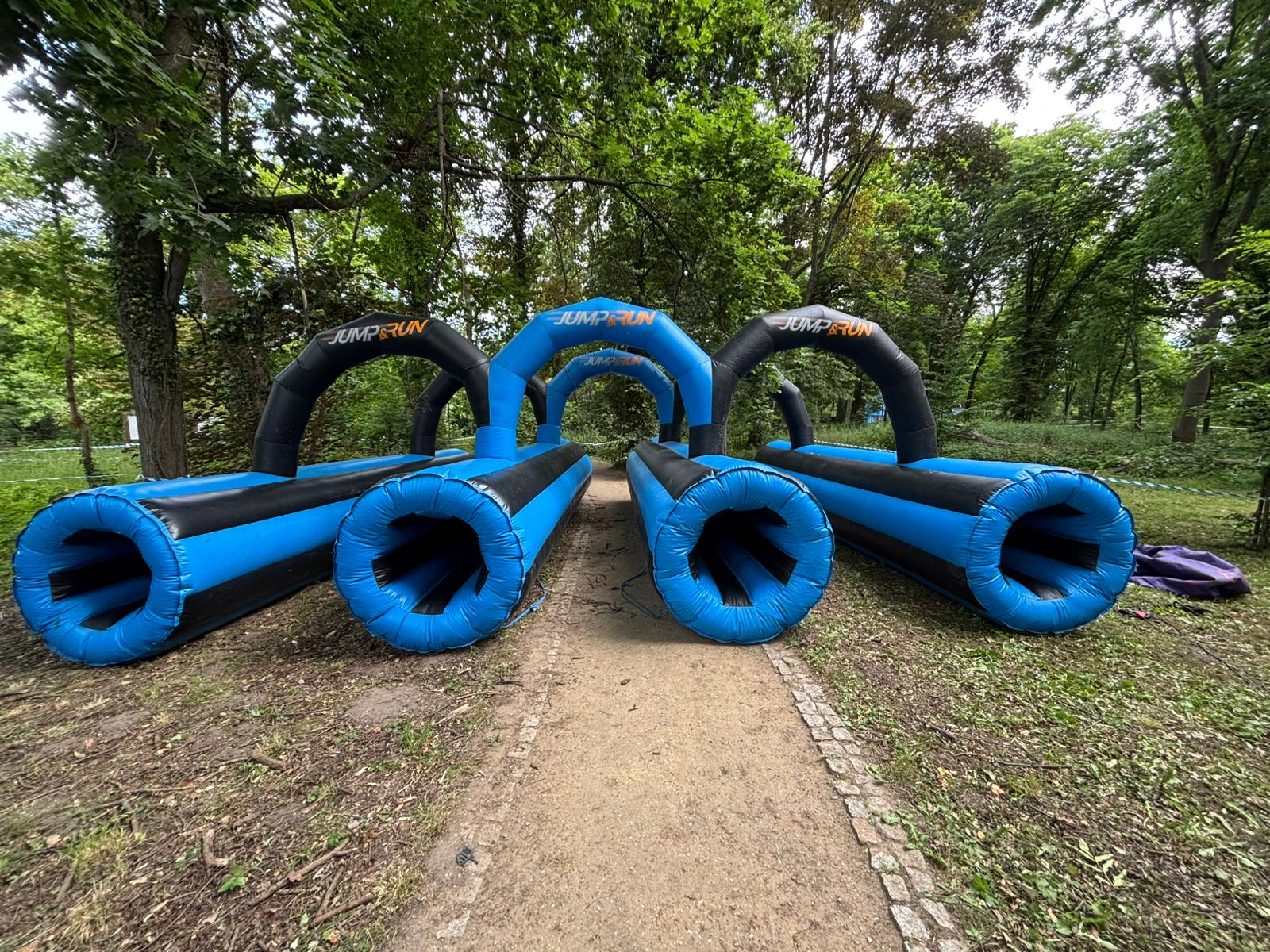 ChatGPT said: Początek toru JUMP&RUN – cztery dmuchane tunele startowe ustawione w lesie zostały błyskawicznie napompowane dzięki agregatowi z oferty IW ENERGY. Niezależne zasilanie umożliwiło przygotowanie atrakcji nawet w miejscu oddalonym od sieci elektrycznej.