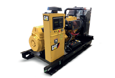 Agregat prądotwórczy CAT z widocznym panelem sterującym, silnikiem spalinowym i alternatorem, zamontowany na stalowej ramie podstawowej.