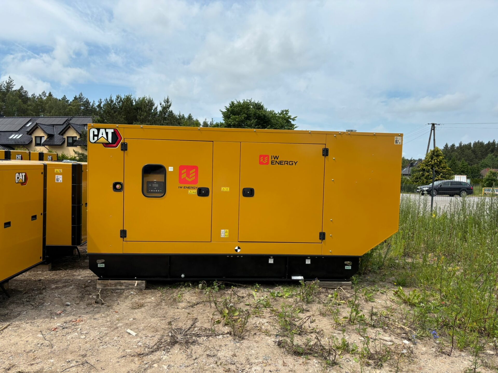 Agregat prądotwórczy CAT z logo IW Energy – profesjonalne źródło zasilania dostępne w ofercie wynajmu.