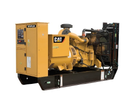 Agregat prądotwórczy CAT w wersji otwartej z panelem kontrolnym i widocznymi elementami układu chłodzenia i wydechowego.