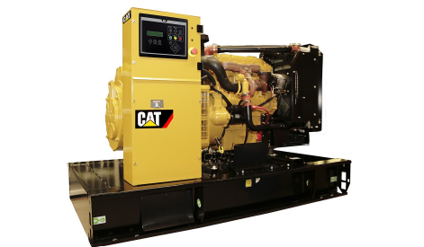 Odsłonięty agregat prądotwórczy CAT z widocznym silnikiem i panelem sterowania, przeznaczony do pracy stacjonarnej.